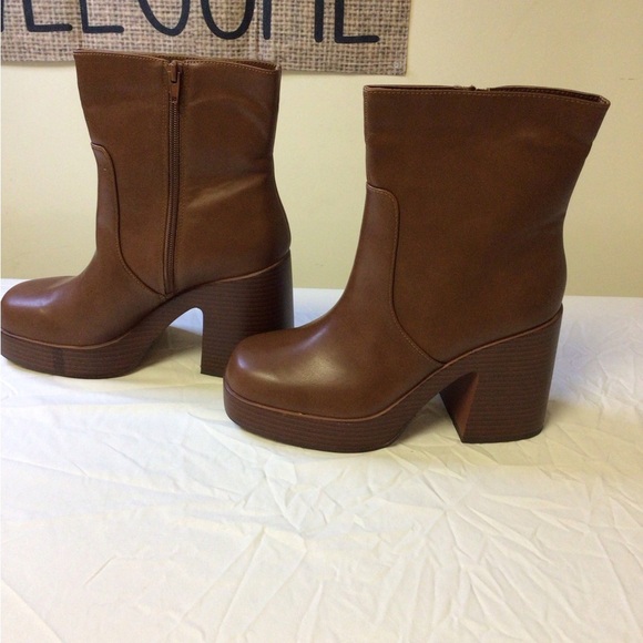 Wild Pair Brown Heeled Boots with Chunky Heel - Picture 2 of 7